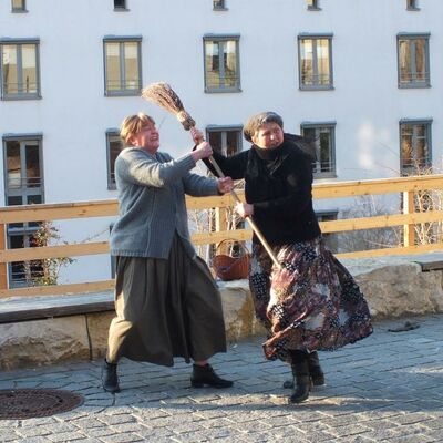 Zwei Marktweiber streiten sich um einen Besen. 