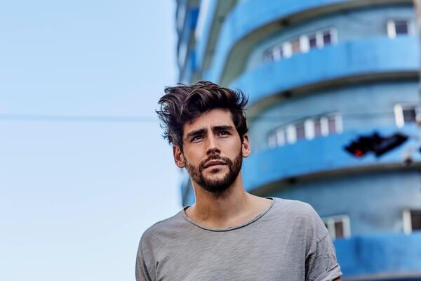 Bild vergrößern: Alvaro Soler 2018_Presse3_c_Ben Wolf