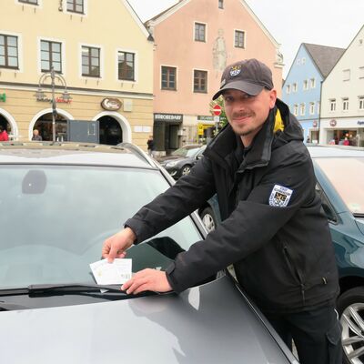 Bild vergrößern: Blumige Gruesse_Verkehrsüberwachung 2019