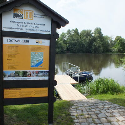 Das Informationsschild an der Bootsanlegestelle an der Naab.