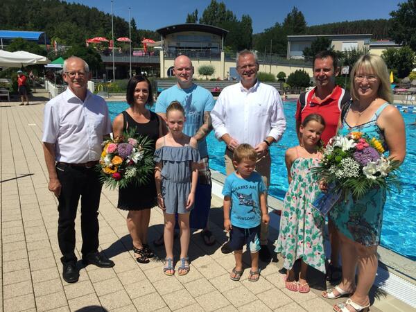 Bild vergrößern: Erlebnisbad_5_Millionster Besucher_2019