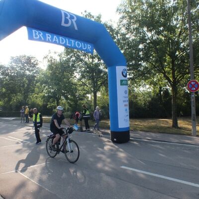 Bild vergrößern: BR Radltour 2019_Abfahrt_k_15