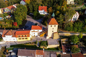 Bild vergrößern: Eine Luftaufnahme vom Schwandorfer Blasturm und Türmerhaus. Die Sonne scheint.
