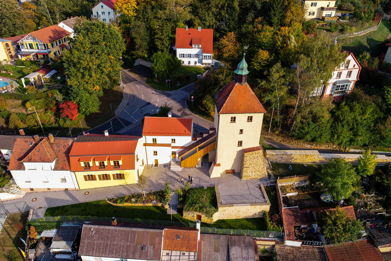 Eine Luftaufnahme vom Schwandorfer Blasturm und Türmerhaus. Die Sonne scheint. 