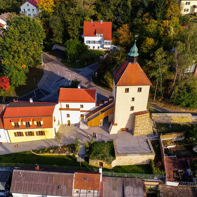 Bild vergrößern: Eine Luftaufnahme vom Schwandorfer Blasturm und Türmerhaus. Die Sonne scheint.