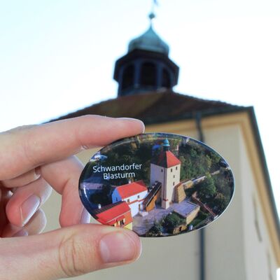 Bild vergrößern: Ein schnes Souvenir, das garantiert in jede Handtasche passt. Ein Magnet mit dem Schwandorfer Wahrzeichen, dem Blasturm. (1,00 €)