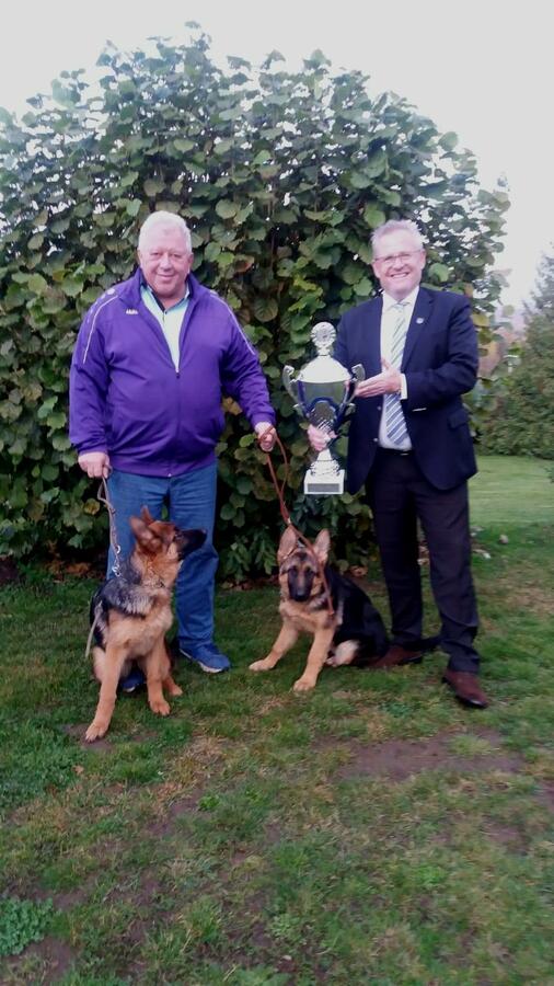 Bild vergrößern: Hundezucht Weltmeister Erich Boesl 2019