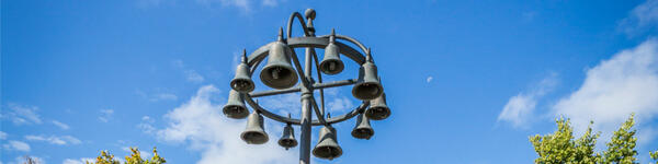 Das Glockenspiel von Peter Mayer steht am unteren Marktplatz.