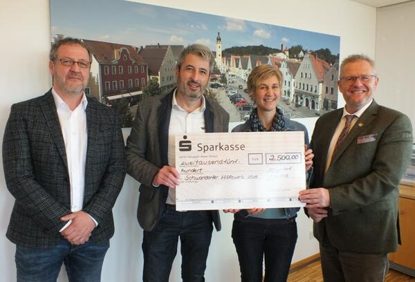 Bild vergrößern: Firma Danhauser spendet fuer Schwandorfer Hilfswerk 2019