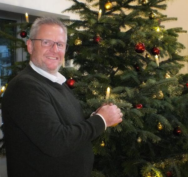 Bild vergrößern: Oberbürgermeister Andreas Feller vor dem Weihnachtsbaum im Schwandorfer Rathaus.