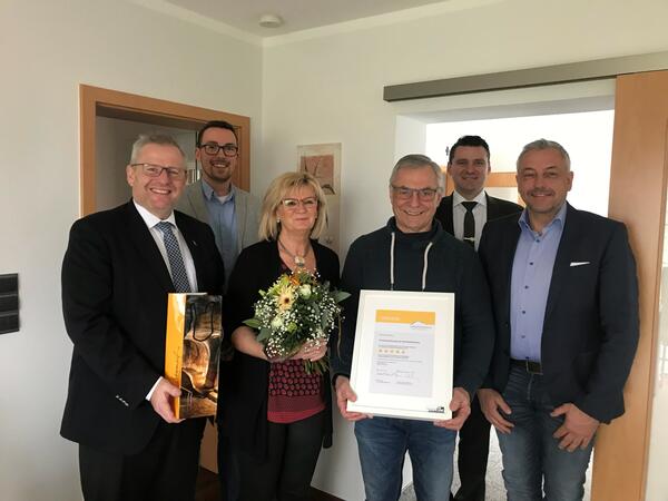 Bild vergrößern: Zur Verleihung der Urkunde gratulierten den beiden Gastgebern Monika Schlegel und Georg Liebl (Mitte): Joachim Häring (Zweckverband Oberpfälzer Seenland), Landrat Thomas Ebeling, Johannes Lohrer (Tourismusbüro Schwandorf) und Oberbürgermeister Andreas Feller (v.r.n.l.)