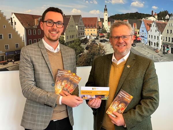 Bild vergrößern: Oberbürgermeister Andreas Feller (r.) und Touristiker Johannes Lohrer präsentieren das neue Programm.
