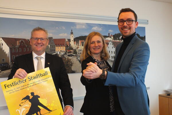 Bild vergrößern: Freuen sich auf den 9. Schwandorfer Stadtball: Oberbürgermeister Andreas Feller, Pressesprecherin Maria Schuierer, Organisator Johannes Lohrer (v.l.n.r.)