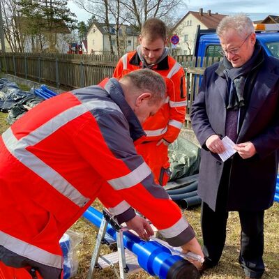 Bild vergrößern: 2020_0305_Mitarbeiter der SWFV erklären OB Feller die Kupplung der Leitungen_2