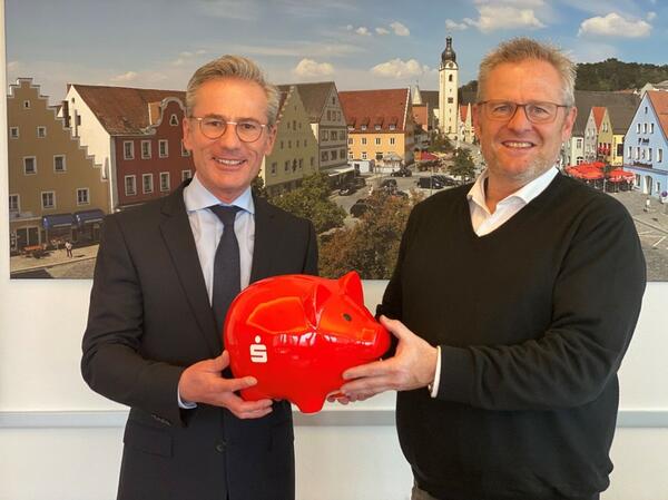 Bild vergrößern: Werner Heß, Vorsitzender des Vorstandes der Sparkasse Schwandorf übergab symbolisch das rote Sparschweinchen an die Stadt Schwandorf.