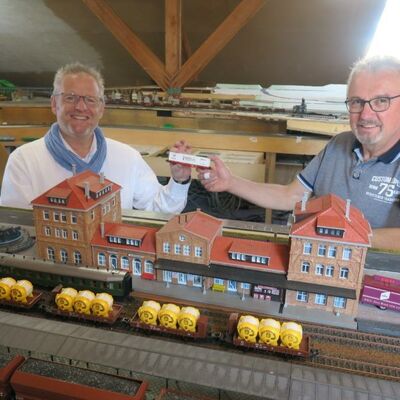 Bild vergrößern: OB Andreas Feller und Gerhard Maier teilen die Leidenschaft zum Modellbahnbau.