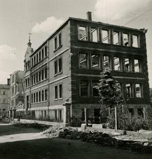 Bild vergrößern: Zerstörte Knabenschule (Höflingerschule) - Bombenangriff 17. April 1945