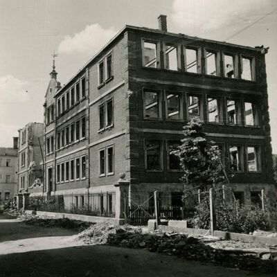 Zerstörte Knabenschule (Höflingerschule) - Bombenangriff 17. April 1945