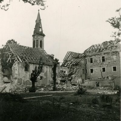 Bild vergrößern: Zerstrte Kreuzbergkirche - Bombenangriff 17. April 1945
