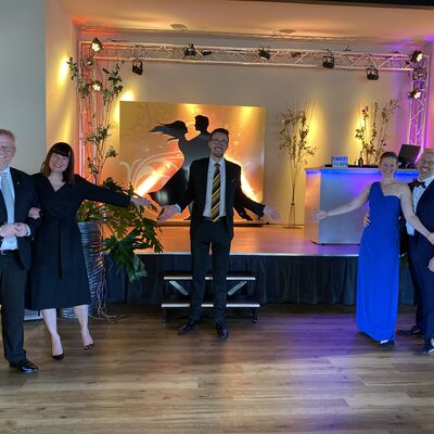 Foto von vier Personen auf der Tanzfläche in der Tanzschule Theuerl. Sie lachen in die Kamera.