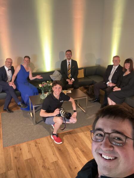 Bild vergrößern: Foto des Teams vom Stadtball. Sie sind um das Sofa in der Lounge beim Stadtball positioniert.