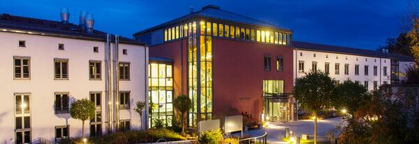 Bild vergrößern: Rathaus - Schwandorf bei Nacht