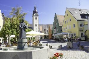Bild vergrößern: Unter blauen Himmel erstrahlt der Mönchsbrunnen am Marktplatz in Schwandorf.