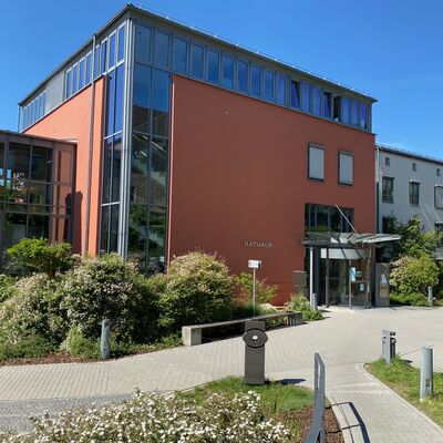 Bild vergrößern: Das Bild zeigt ein Gebäude. Es ist das Rathaus in Schwandorf. Zu sehen ist der Eingang.