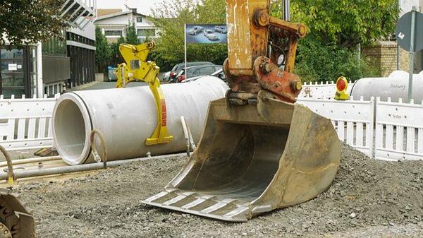 Eine Baggerschaufel auf einer Baustelle.