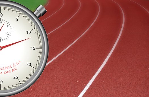 Bild vergrößern: Links ein Ausschnitt einer Stoppuhr. Rechts eine Ausschnitt einer Tartanbahn für Leichtathletik.