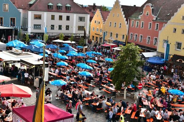 Bild vergrößern: Schwandorfer Marktplatz beim Bürgerfest.