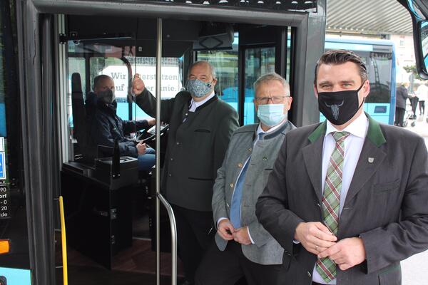 Bild vergrößern: Landrat Thomas Ebeling, Oberbürgermeister Andreas Feller, Firmeninhaber Wolfgang Wies und einer seiner Mitarbeiter auf dem Fahrerplatz begrüßen die wieder gegebene Möglichkeit, Fahrgäste vorne einsteigen zu lassen und dabei den Fahrpreis kassieren zu können.