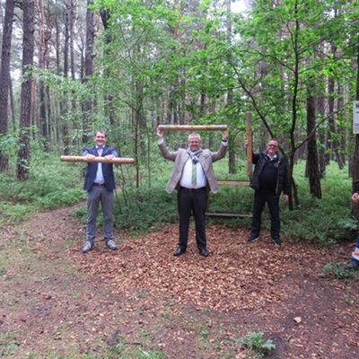 Bild vergrößern: Trimm Dich auf dem Weinberg macht wieder mehr Spaß. von links nach rechts: Jürgen Diller (Bauhof Stadt Schwandorf), Stefan Schmid (Geschäftsleiter Globus), Oberbürgermeister Andreas Feller, Reiner Debernitz (ehemaliger Geschäftsleiter Globus), Markus Müle (Bauhof)