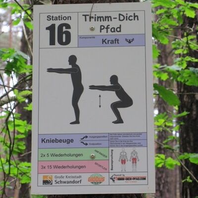 Bild vergrößern: Neues Schild mit einer Trimm-Dich-Übung.
