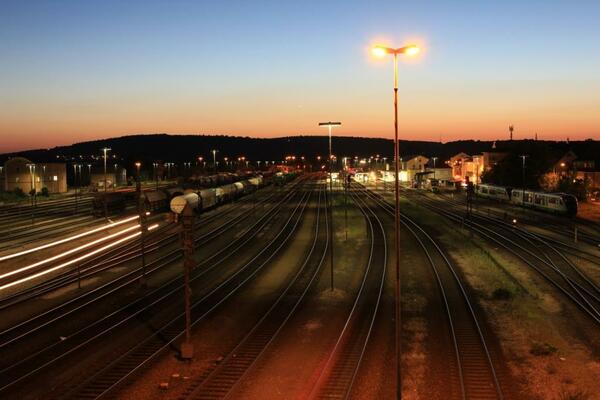 Bild vergrößern: Schwandorfer Bahnhof bei Nacht.