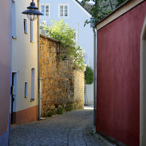 Bild vergrößern: Stadtmauergasse, gut erhaltene Stadtmauer aus dem 15. Jahrhundert.