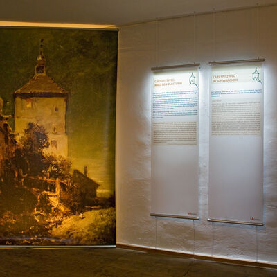 Bild vergrößern: Eine wunderschne Nachbildung vom Maler Carl Spitzweg befindet sich am Blasturm - Stadtturm im Mondschein