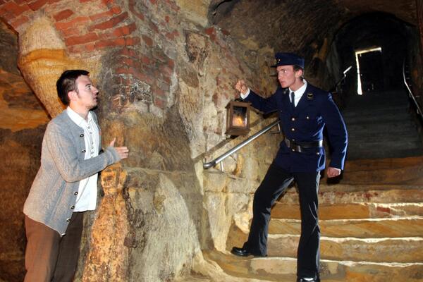 Der Gendarm entdeckt den Dieb im Felsenkeller-Labyrinth.