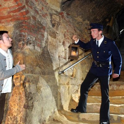 Bild vergrößern: Der Gendarm entdeckt den Dieb im Felsenkeller-Labyrinth.