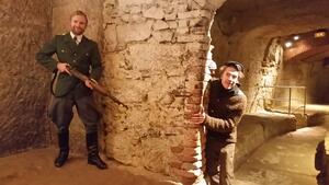 Bild vergrößern: Schauspieleinlage bei der Erlebnis-Felsenkeller-Führung mit Räuber und Gendarm.