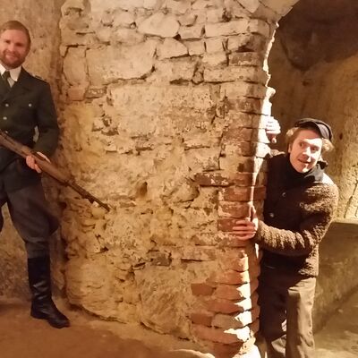 Schauspieleinlage bei der Erlebnis-Felsenkeller-Fhrung mit Ruber und Gendarm.