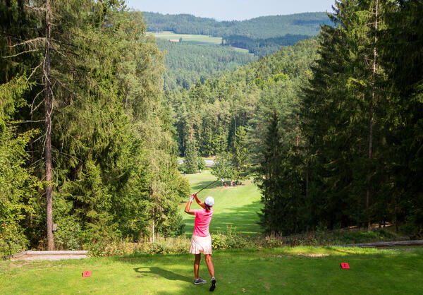 Bild vergrößern: Ein Golfer beim Spielen auf der Anlage.