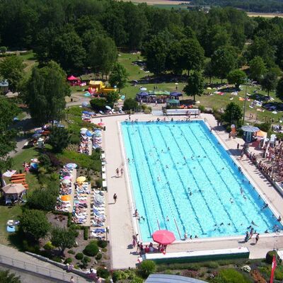 Bild vergrößern: Das Schwimmerbecken im Erlebnisbad aus der Luft.