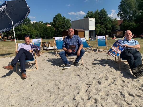 Bild vergrößern: Roland Kittel (Stadt Schwandorf, Stabsstelle Wirtschaftsförderung), Frederik Hohrath (Betreiber Lichtwerk Kino Schwandorf) und Dr. Karl-Heinz Saur (Eigentümer Lichtwerk Kino) freuen sich über die Auszeichnung und auf die Filmnächte an der Naab. (von links nach rechts)