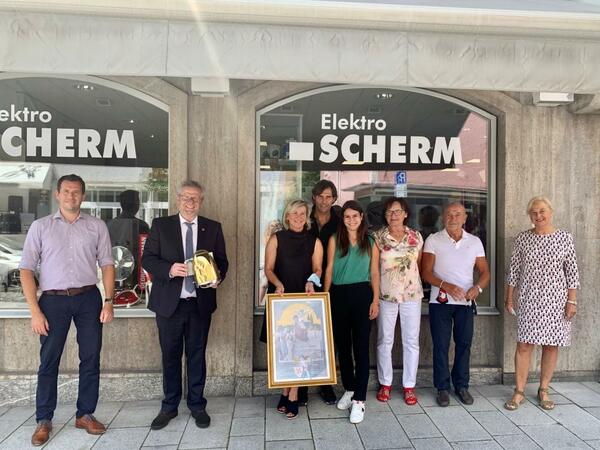 Bild vergrößern: Endlich konnte die Einweihung der neuen Geschäftsräume stattfinden. Mit dabei waren Roland Kittel Wirtschaftsförderung Stadt Schwandorf, Oberbürgermeister Andreas Feller, Geschäftsinhaber Michaela und Sebastian Scharf mit Tochter Sabrina, Seniorchefin Ursula Scherm, Vermieter Hans Sturm und Renate Pickl. (von links nach rechts)