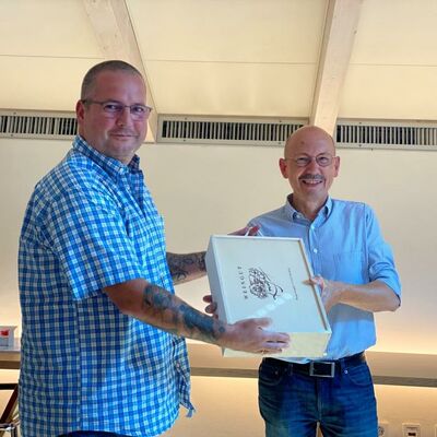 Bild vergrößern: Von Personalratsvorsitzendem Jürgen Liebl erhält Erhard Sailer ein Abschiedsgeschenk.