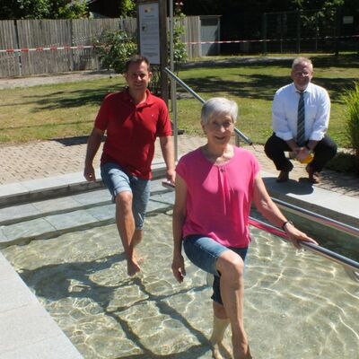 Mit dem &raquo;Storchenschritt&laquo; im k&uuml;hlen Kneippbecken, haben die Vorsitzende Resi Lorenz und B&auml;derleiter Michael Maget die Kneipp-Saison er&ouml;ffnet. Oberb&uuml;rgermeister Andreas Feller &uuml;berwacht die genaue Ausf&uuml;hrung.