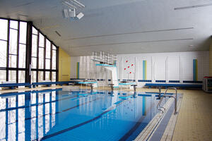 Bild vergrößern: Das Schwimmerbecken mit Sprungturm im Hallenbad in Dachelhofen in Schwandorf.