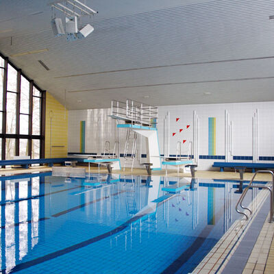 Das Schwimmerbecken mit Sprungturm im Hallenbad in Dachelhofen in Schwandorf.
