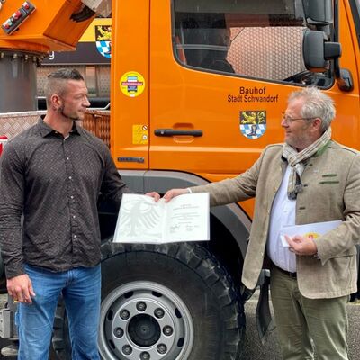 Bild vergrößern: OB Feller übergab die Ernennungsurkunde stellvertretend an Michael Übel, dem Leiter des städtischen Bauhofes.